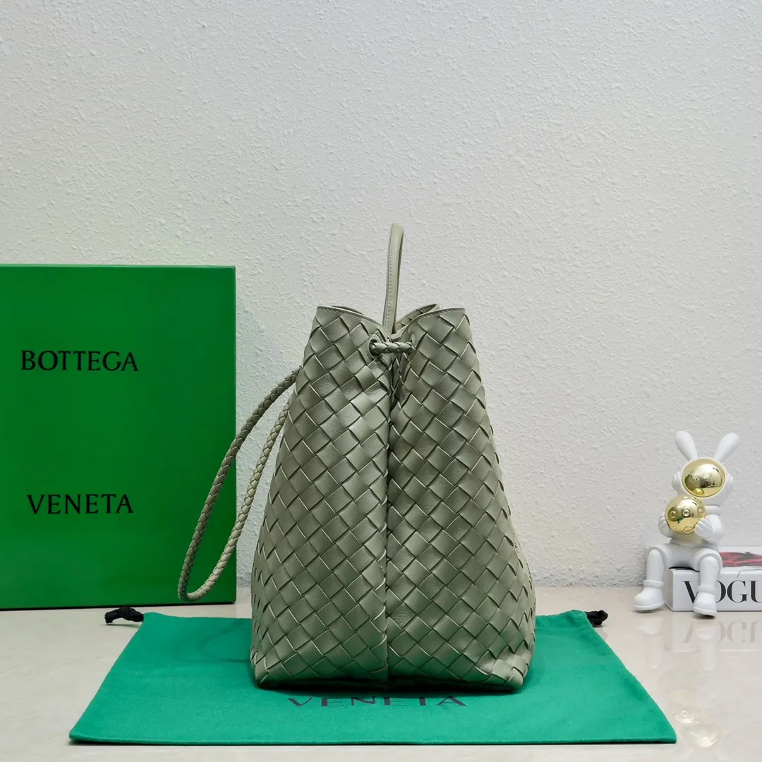 Original leather batch 3760 #Bottega Veneta 2023 spring and summer new Andiamo handbags, many stars have the same style 🎈 Classic full-body leather weaving with golden knot buckle, stable and chic enough [proud] The whole body is made of Nappa sheep leather, comfortable, soft and dynamic. The sliding metal knot buckle can adjust the shoulder strap, single shoulder/handbag/crossbody, multiple carrying methods, large bag capacity Suitable for commuting/daily use/traveling. This bag is divided into small/medium/large sizes. There is always one that suits you, so take me with you🎀🎀 Size: 45*22*34, model: 5543#